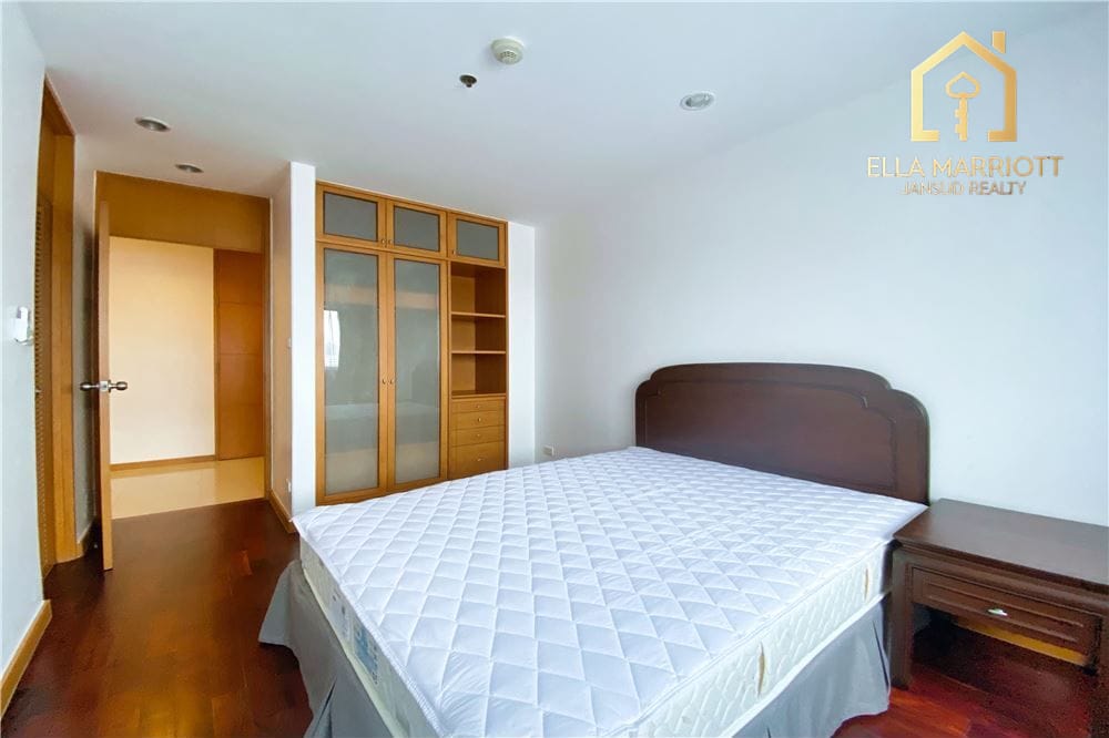 250sqm 3BR Apartment for Rent at 95K in Sathorn with Balcony 16