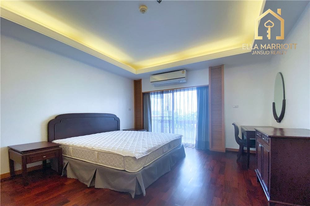 250sqm 3BR Apartment for Rent at 95K in Sathorn with Balcony 17