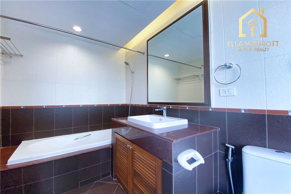 250sqm 3BR Apartment for Rent at 95K in Sathorn with Balcony 19