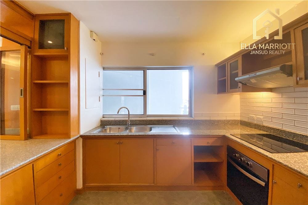 250sqm 3BR Apartment for Rent at 95K in Sathorn with Balcony 6