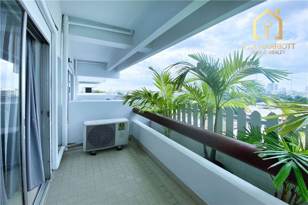 250sqm 3BR Apartment for Rent at 95K in Sathorn with Balcony 8
