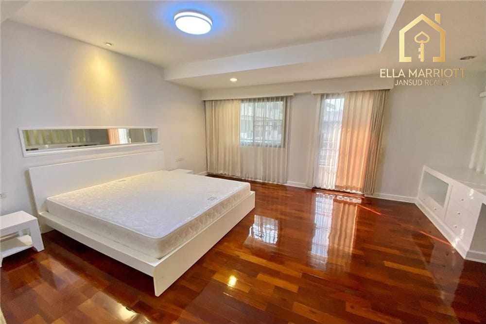 For Rent: 3 Bedroom Pet-Friendly Condo in Asoke-Nana 5