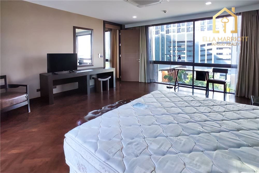 Rent 100K | 180sqm Reno 2BR | 500m to BTS Ekkamai | Boutique Living 11