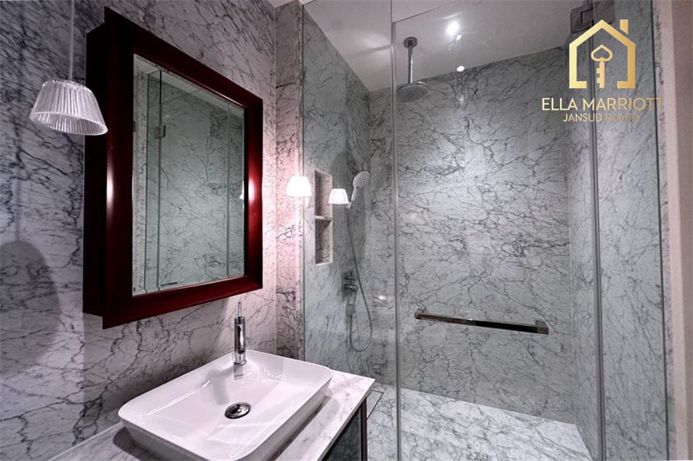 Stylish 2BR Condo in Vibrant Bangkok Hub 10