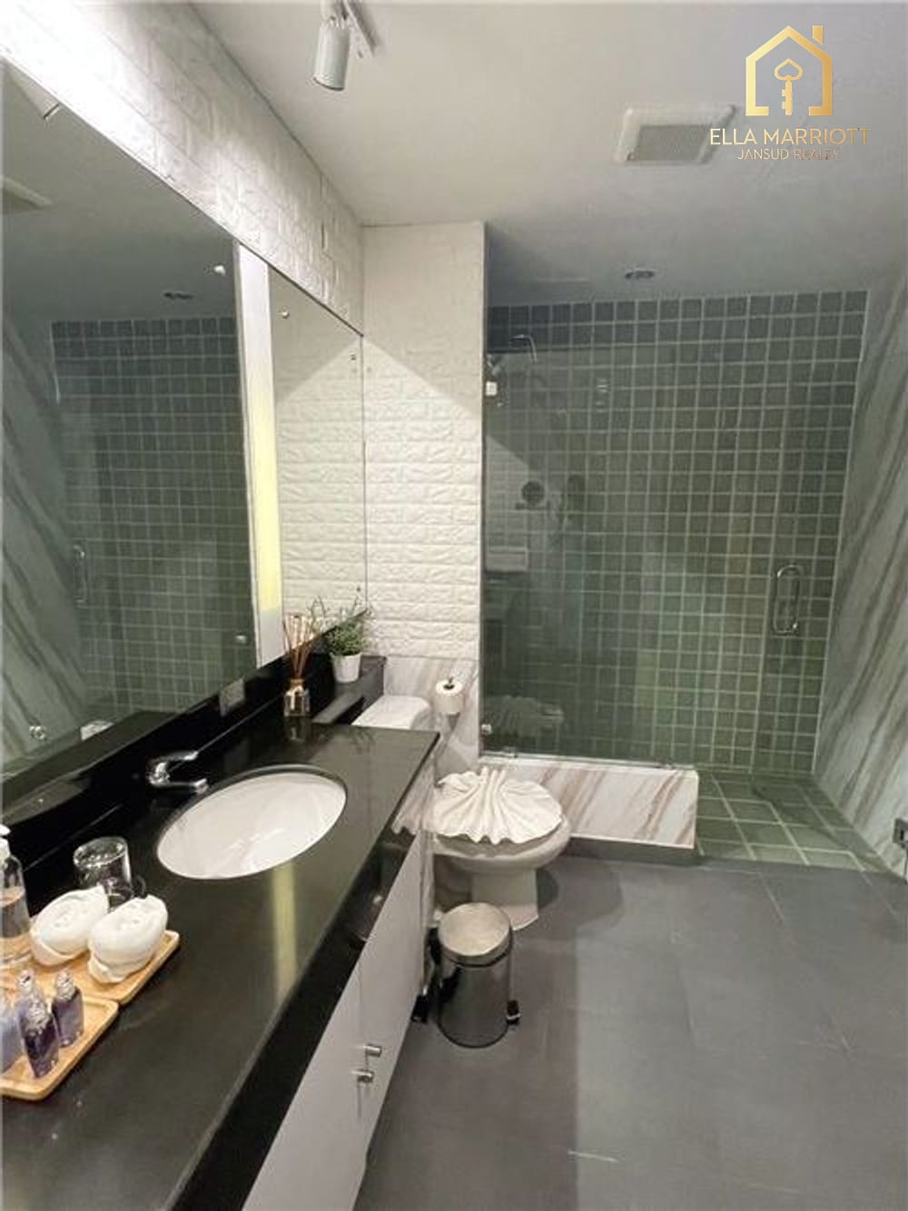 Luxurious Condo for Rent in Phaya Thai 17