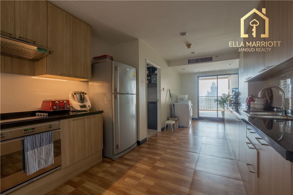 High-Rise Luxury Condo in Downtown: 3 Bedrooms, 3 Bathrooms 2