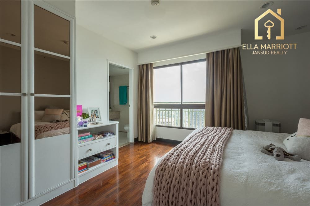 High-Rise Luxury Condo in Downtown: 3 Bedrooms, 3 Bathrooms 3