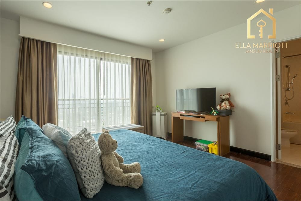 High-Rise Luxury Condo in Downtown: 3 Bedrooms, 3 Bathrooms 4