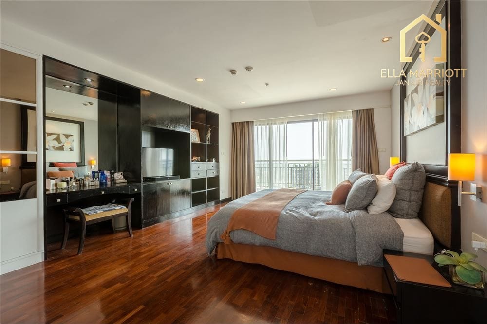 High-Rise Luxury Condo in Downtown: 3 Bedrooms, 3 Bathrooms 5