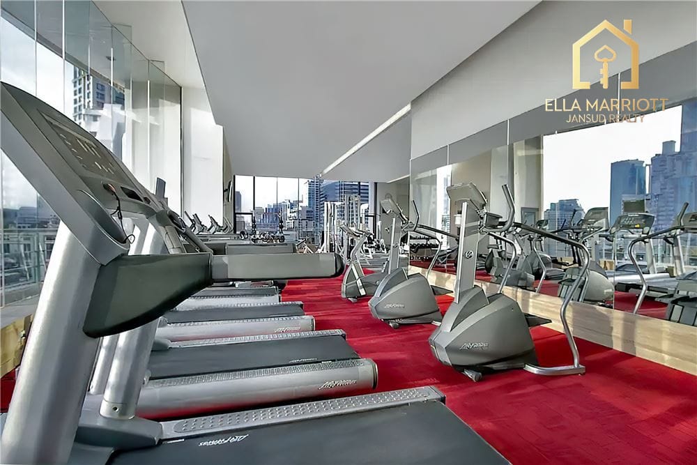 High-Rise Luxury Condo in Downtown: 3 Bedrooms, 3 Bathrooms 8