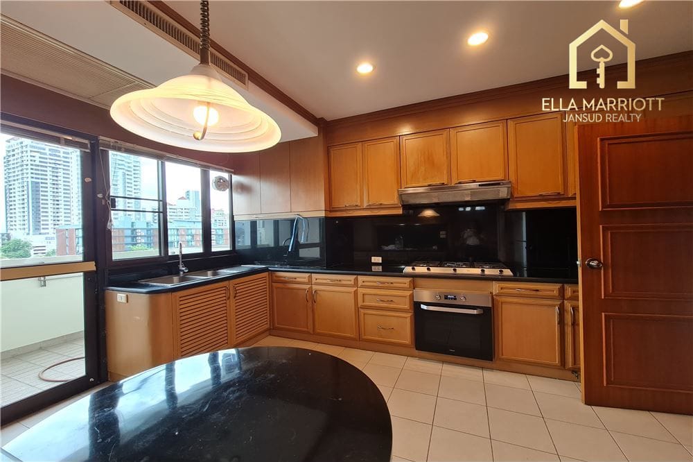 **Luxury Condo Living in Sukhumvit, Bangkok** 3