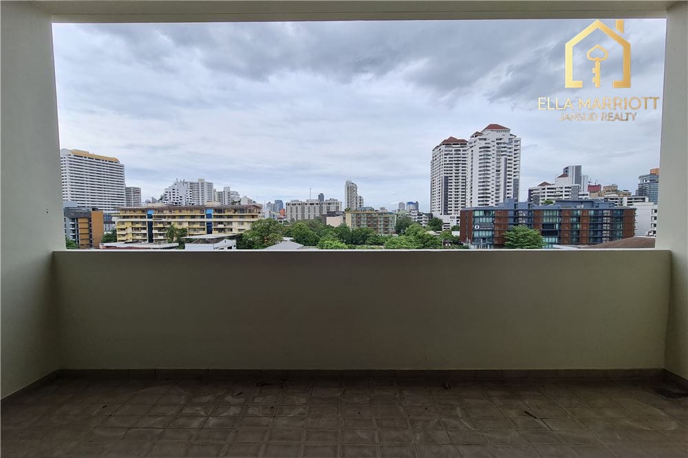 **Luxury Condo Living in Sukhumvit, Bangkok** 4
