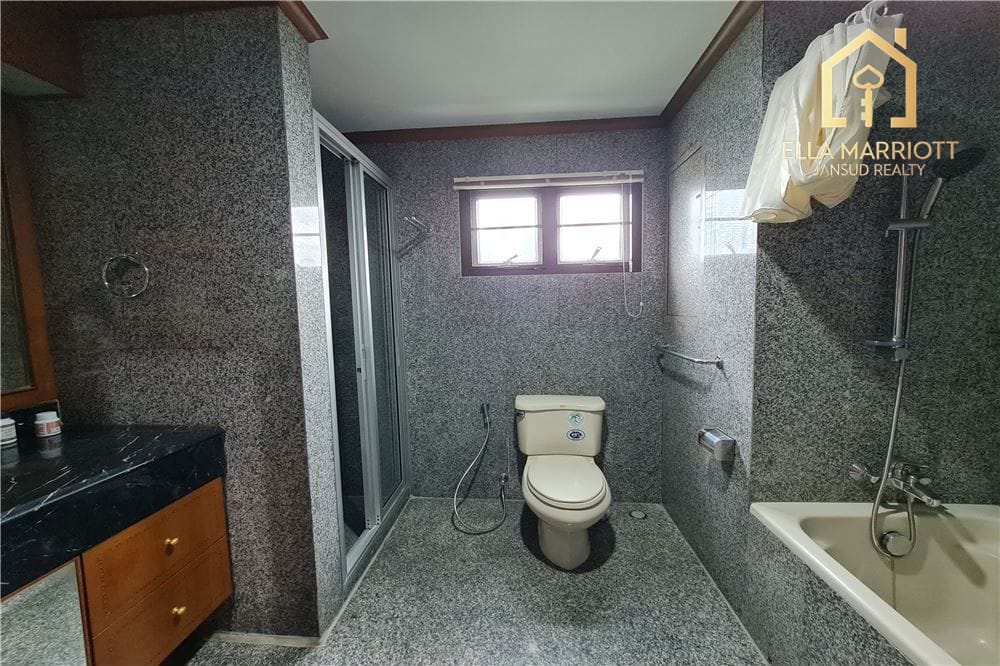**Luxury Condo Living in Sukhumvit, Bangkok** 5