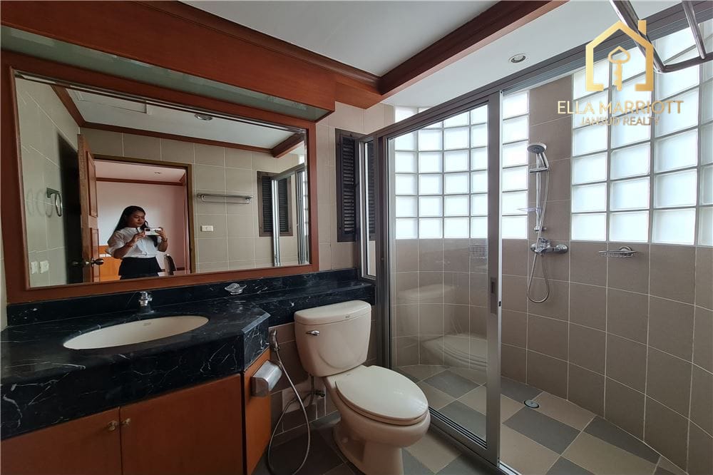 **Luxury Condo Living in Sukhumvit, Bangkok** 7