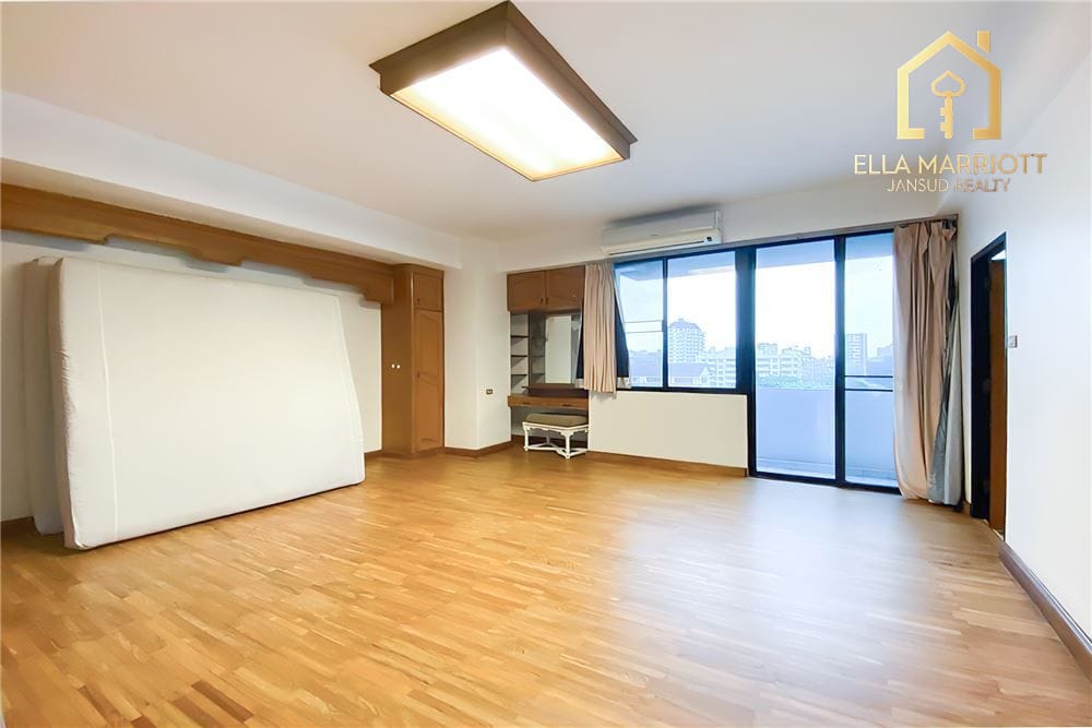 Contemporary 3-Bedroom Condo, Pet Friendly, Just 800m to BTS Thonglor 10