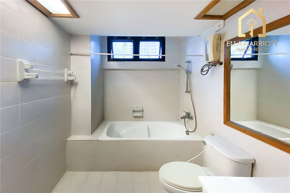Contemporary 3-Bedroom Condo, Pet Friendly, Just 800m to BTS Thonglor 11