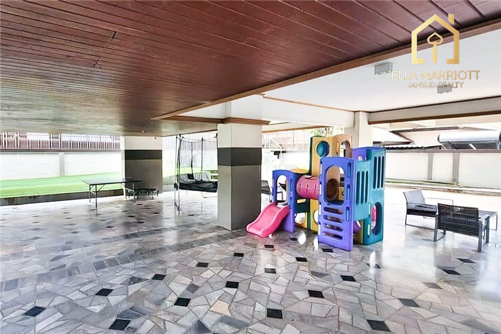 Contemporary 3-Bedroom Condo, Pet Friendly, Just 800m to BTS Thonglor 12