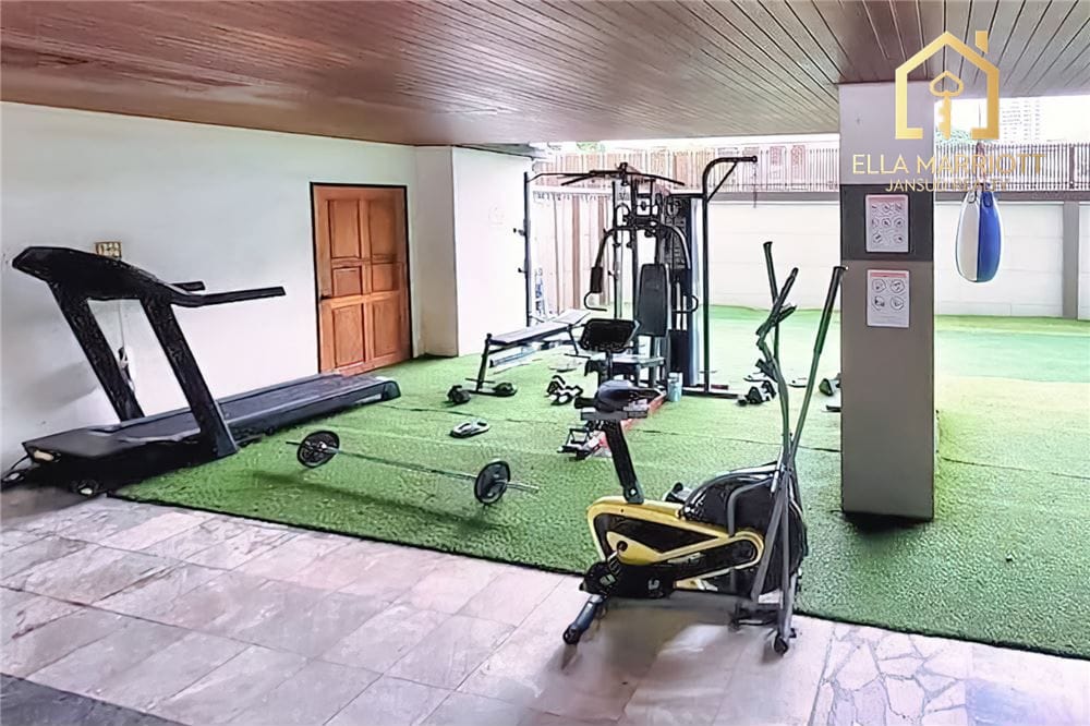 Contemporary 3-Bedroom Condo, Pet Friendly, Just 800m to BTS Thonglor 13