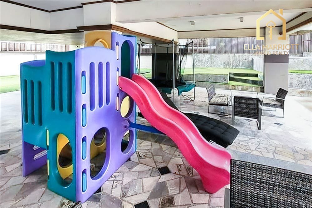Contemporary 3-Bedroom Condo, Pet Friendly, Just 800m to BTS Thonglor 14