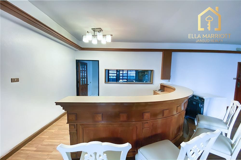 Contemporary 3-Bedroom Condo, Pet Friendly, Just 800m to BTS Thonglor 4