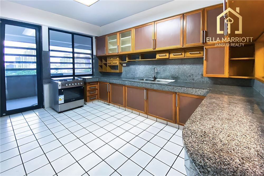 Contemporary 3-Bedroom Condo, Pet Friendly, Just 800m to BTS Thonglor 5