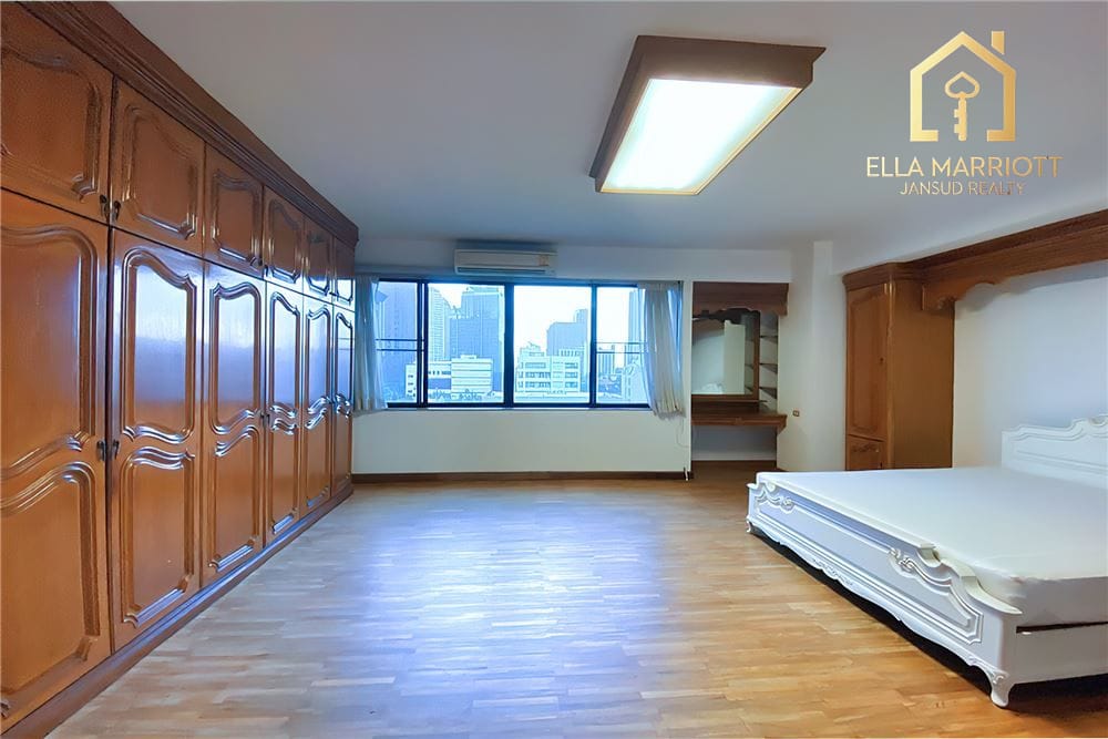 Contemporary 3-Bedroom Condo, Pet Friendly, Just 800m to BTS Thonglor 6