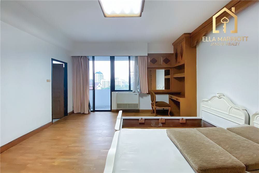 Contemporary 3-Bedroom Condo, Pet Friendly, Just 800m to BTS Thonglor 7