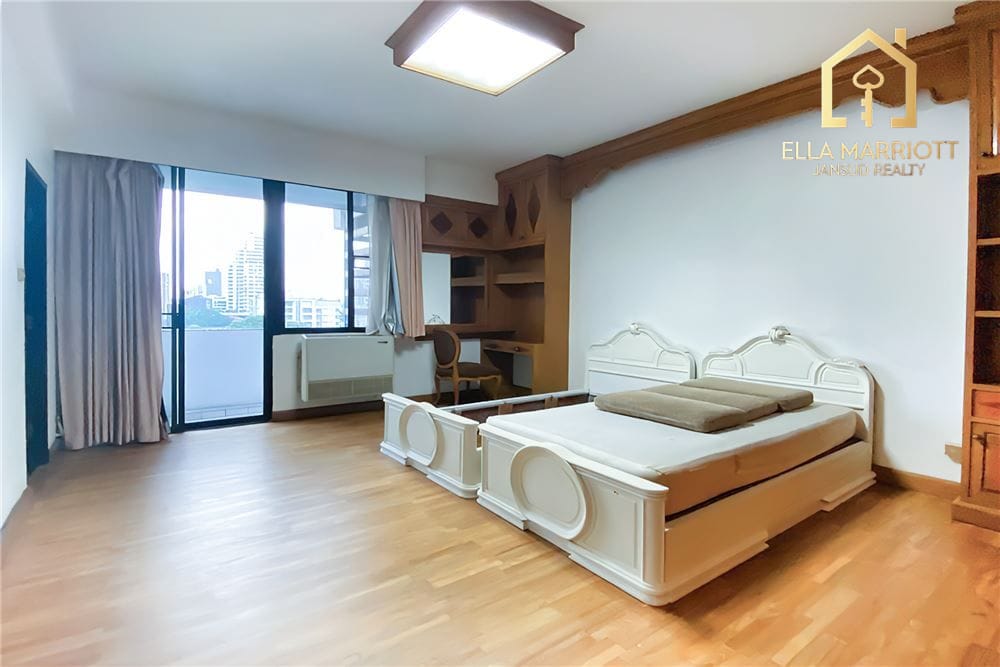 Contemporary 3-Bedroom Condo, Pet Friendly, Just 800m to BTS Thonglor 8