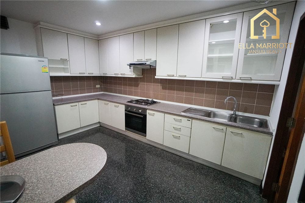 Cozy 3-Bedroom Low-Rise Apartment in Prime Sukhumvit 8