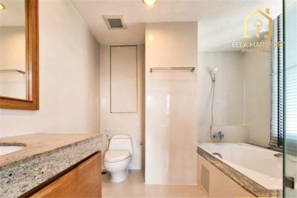 Spacious 3+1BR Condo on High Floor in Sukhumvit 39 | 215sqm | Tennis Court | Near BTS 10