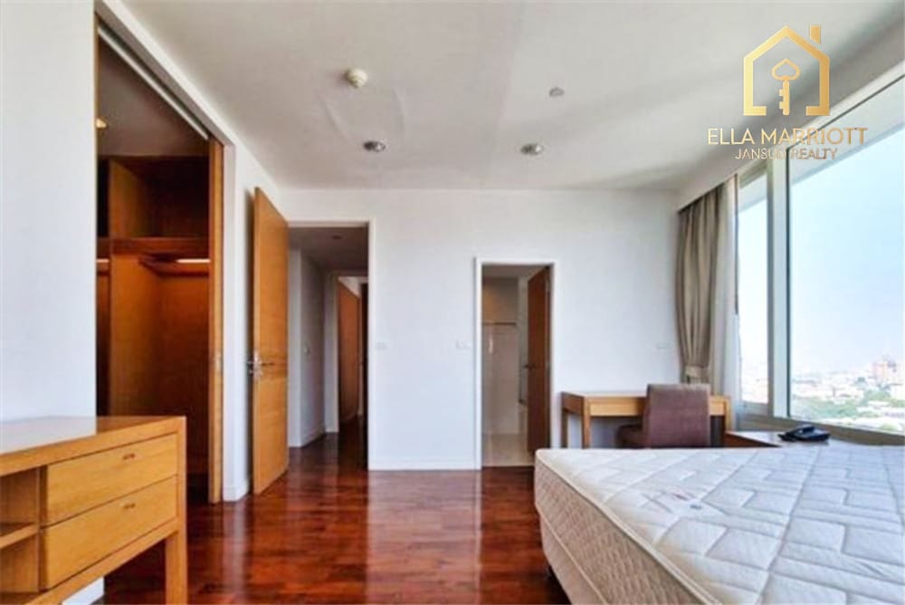 Spacious 3+1BR Condo on High Floor in Sukhumvit 39 | 215sqm | Tennis Court | Near BTS 11
