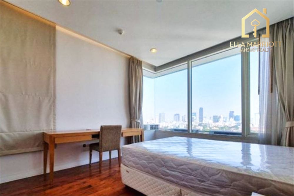 Spacious 3+1BR Condo on High Floor in Sukhumvit 39 | 215sqm | Tennis Court | Near BTS 14