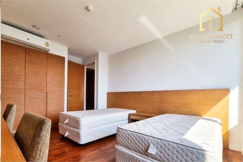 Spacious 3+1BR Condo on High Floor in Sukhumvit 39 | 215sqm | Tennis Court | Near BTS 16