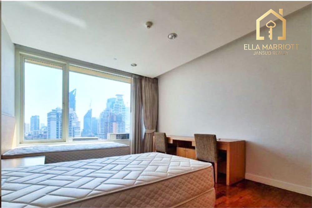 Spacious 3+1BR Condo on High Floor in Sukhumvit 39 | 215sqm | Tennis Court | Near BTS 17