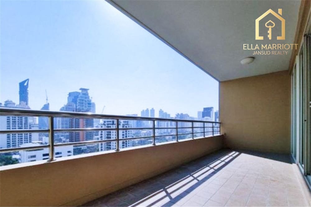 Spacious 3+1BR Condo on High Floor in Sukhumvit 39 | 215sqm | Tennis Court | Near BTS 6
