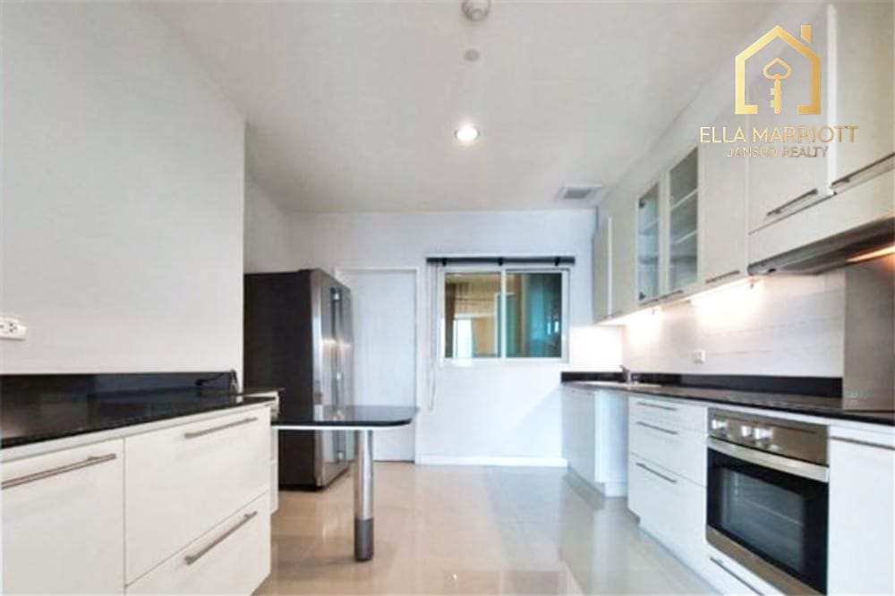 Spacious 3+1BR Condo on High Floor in Sukhumvit 39 | 215sqm | Tennis Court | Near BTS 7