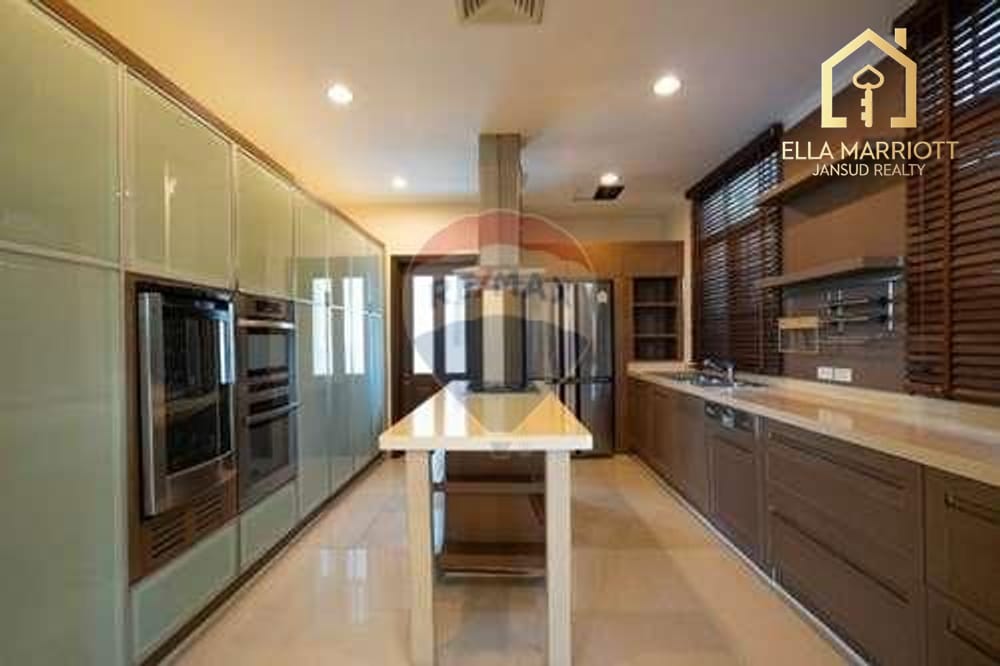 Geräumiges 5-Schlafzimmer-Einfamilienhaus mit Pool und Jacuzzi in Sathorn-Narathiwas – 426 m² 5