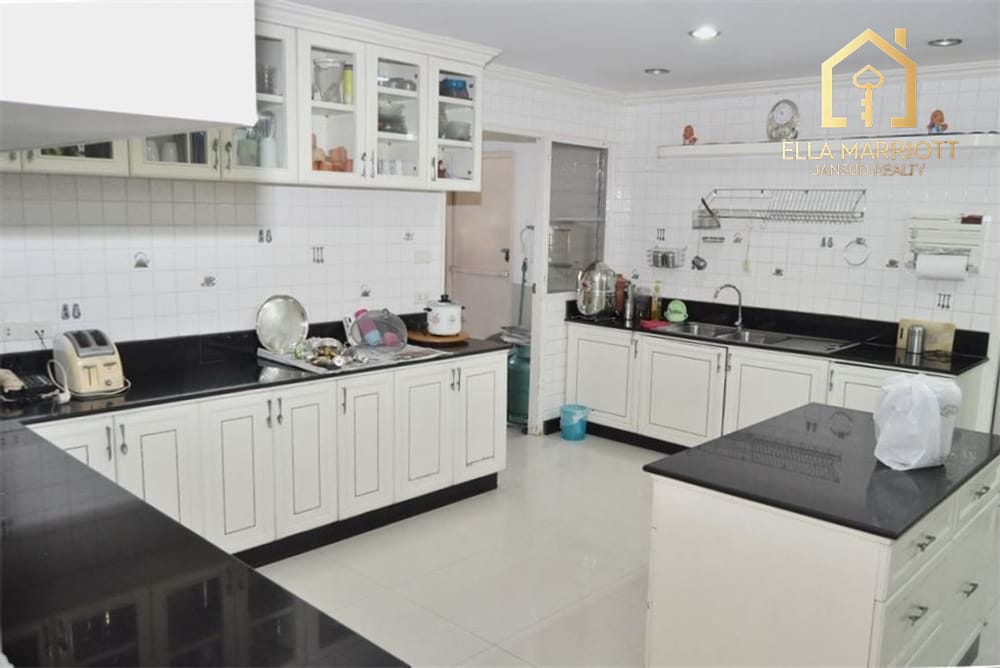 3-Bedroom Condo in Heart of Central Bangkok 6
