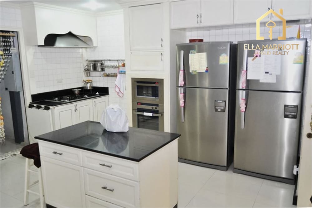 3-Bedroom Condo in Heart of Central Bangkok 7