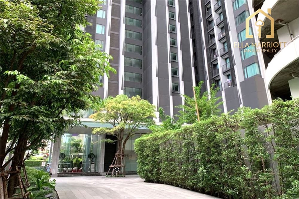 A modern, corner room with a spectacular view 7 mins walk BTS Asoke. 9
