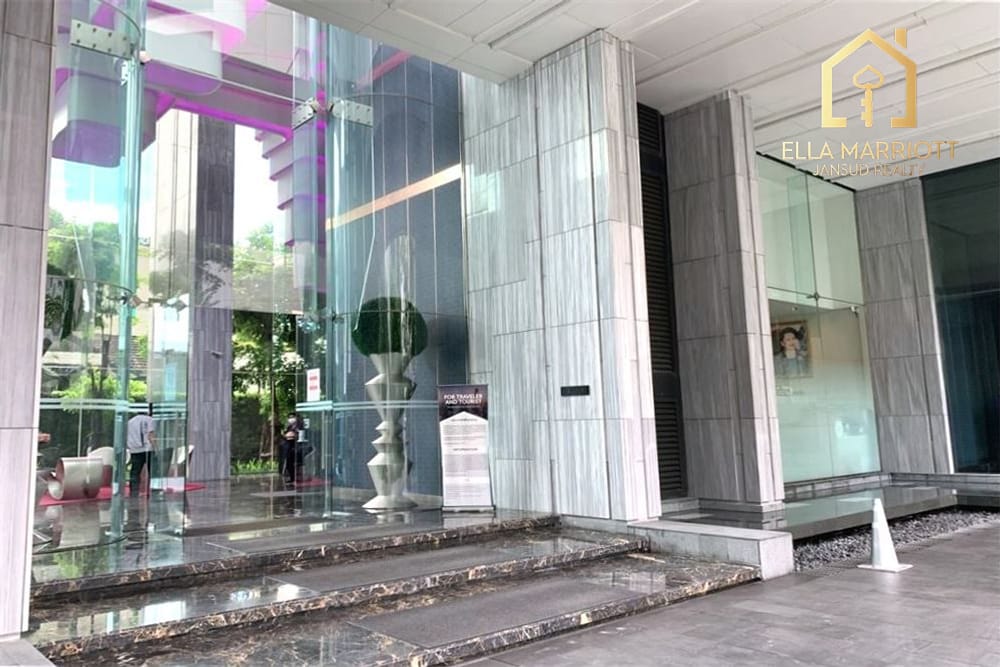A modern, corner room with a spectacular view 7 mins walk BTS Asoke. 10