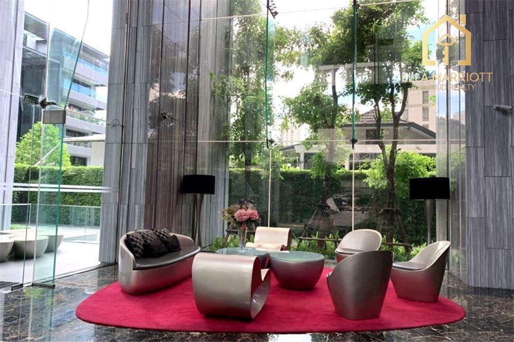 A modern, corner room with a spectacular view 7 mins walk BTS Asoke. 11