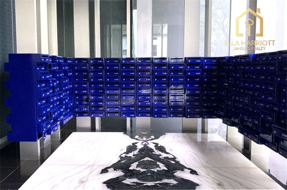 A modern, corner room with a spectacular view 7 mins walk BTS Asoke. 13