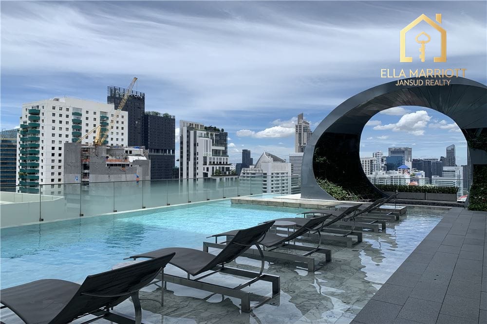 A modern, corner room with a spectacular view 7 mins walk BTS Asoke. 14