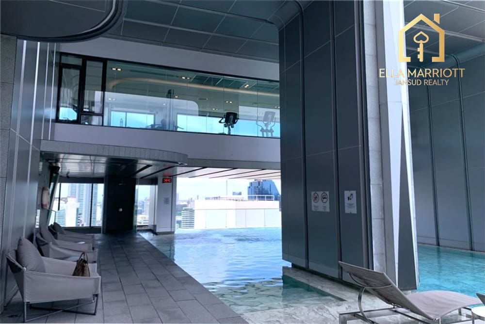 A modern, corner room with a spectacular view 7 mins walk BTS Asoke. 15