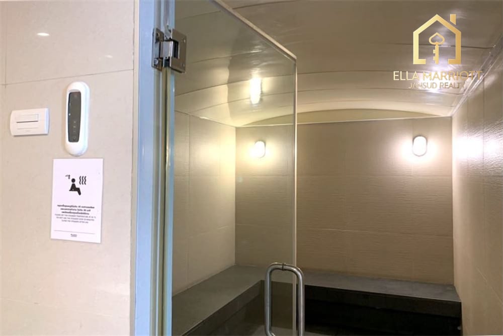 A modern, corner room with a spectacular view 7 mins walk BTS Asoke. 16
