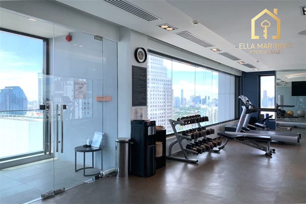 A modern, corner room with a spectacular view 7 mins walk BTS Asoke. 17