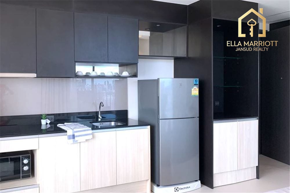 A modern, corner room with a spectacular view 7 mins walk BTS Asoke. 2