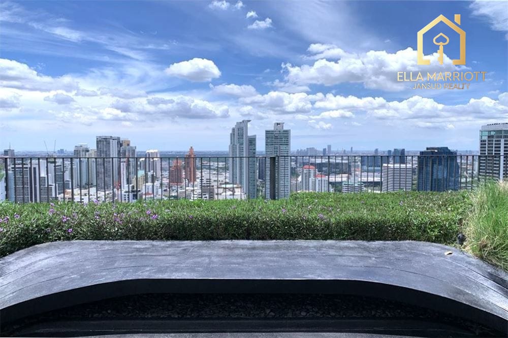 A modern, corner room with a spectacular view 7 mins walk BTS Asoke. 19