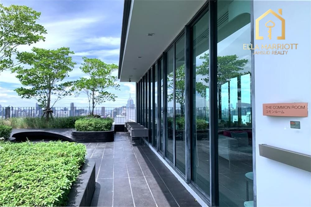 A modern, corner room with a spectacular view 7 mins walk BTS Asoke. 20